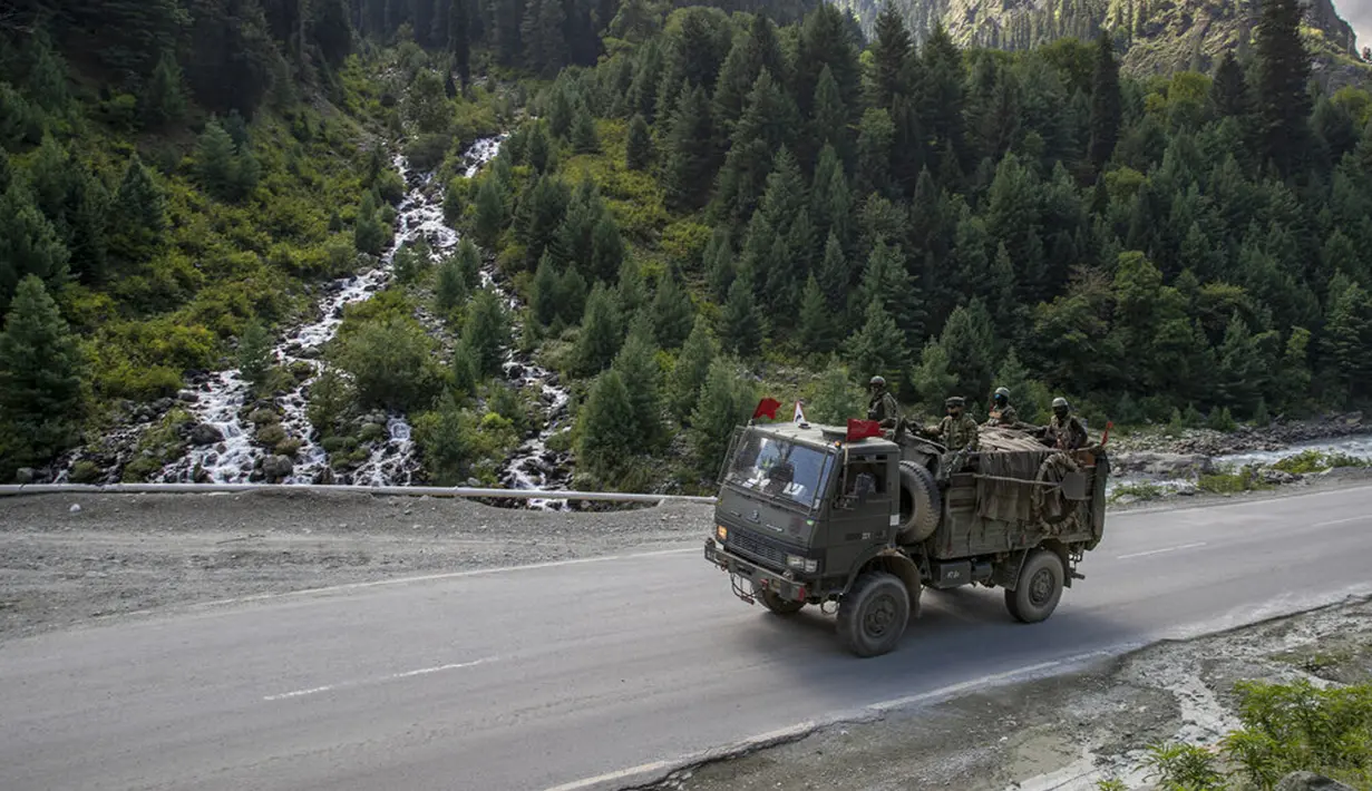 Konvoi tentara India bergerak di Jalan Raya Srinagar-Ladakh, Gagangeer, Srinagar, Kashmir, India, Rabu (9/9/2020). India dan China terlibat dalam kebuntuan yang menegangkan di wilayah gurun dingin Ladakh sejak Mei lalu. (AP Photo/Dar Yasin)