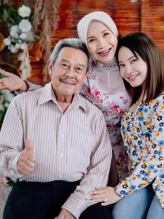 Rossa saat merayakan ulang tahun ibunda mengenakan kutu baru. [@pubdok_photography]