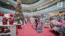 Pekerja merapikan di dekat pernak-pernik Natal di Mal Artha Graha, Jakarta, Sabtu (4/12/2021). Jelang perayaan Natal 25 Desember mal di ibukota mulai menjual berbagai kebutuhan Natal mulai dari pernak-pernik hingga pohon Natal dengan kisaran harga Rp10.000-Rp5 juta. (Liputan6.com/Faizal Fanani)