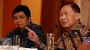 Pendiri Lippo Grup , Mochtar Riady (kanan) memberikan keterangan saat peluncuran buku Manusia Ide di Jakarta, Selasa (26/1/2016). Lewat bukunya, Mochtar membuktikan tak hanya bermodal ide namun juga dengan tindakan. (Liputan6.com/Helmi Fithriansyah)