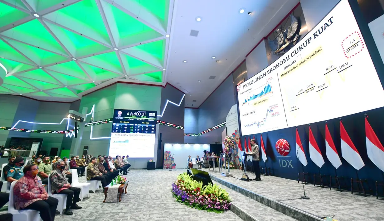 Presiden Joko Widodo memberi sambutan Pembukaan Perdagangan BEI 2022 di gedung BEI, Jakarta, Senin (3/1/2022). Presiden mengatakan, secara nasional vaksinasi COVID-19 di Indonesia telah mencapai 70 persen dosis pertama dan 50 persen dosis kedua. (Foto: Muchlis Jr-Biro Pers Sekretariat Presiden)