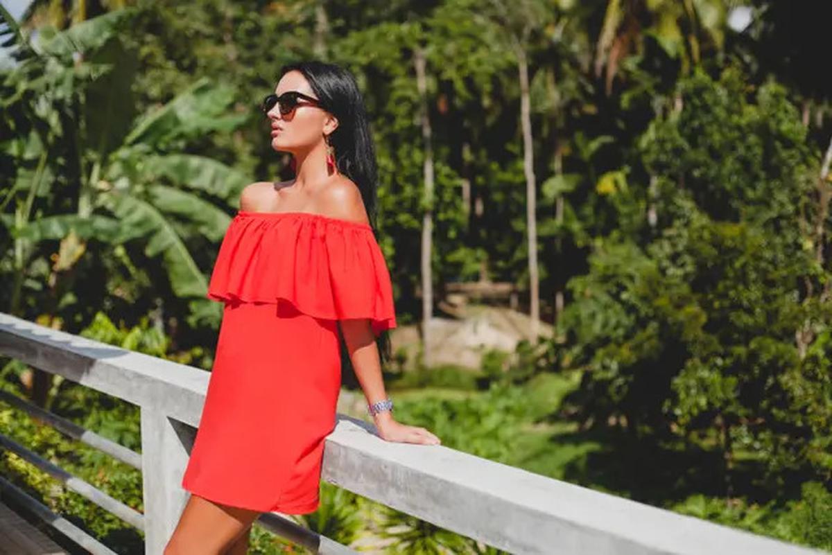 10 Pilihan Warna Outfit yang Cocok untuk Kulit Tan, Memesona!