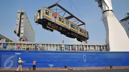 Gerbong KRL diturunkan dari kapal menggunakan alat berat setibanya di Pelabuhan Tanjung Priok, Jakarta, Rabu (6/1). Kedatangan gerbong KRL ini menandai akhir program pengadaan 120 kereta PT KAI Commuter Jabodetabek tahun 2015 (Liputan6.com/Gempur M Surya)