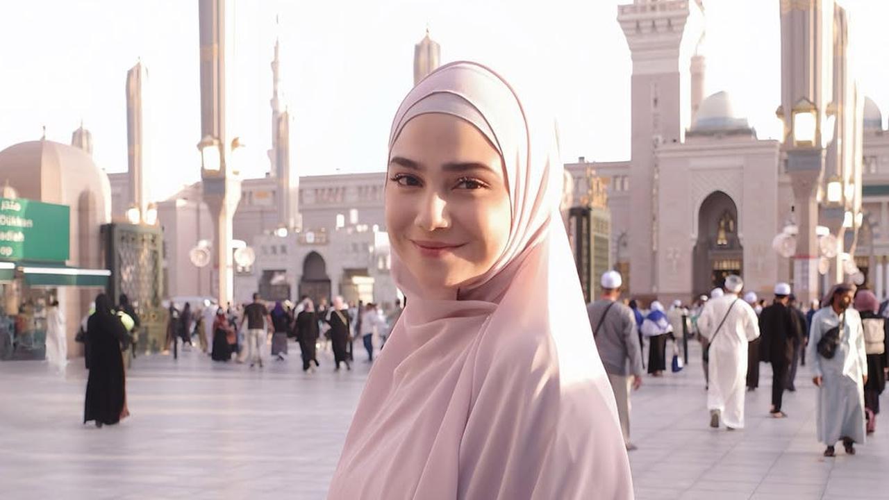 7 Potret Cantik Anggun Syifa Hadju Pakai Hijab saat Umrah Bareng Keluarga, Reaksi El Rumi Jadi Sorotan