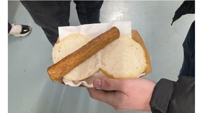 7 Potret Jajanan Gagal Masak yang Dibeli di Stadion Sepak Bola, Bikin Elus Dada