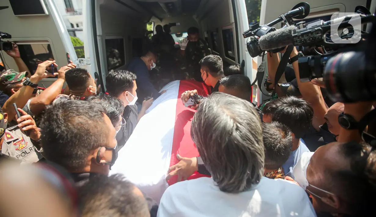 Jenazah almarhum Menpan RB Tjahjo Kumolo dinaikkan ke mobil ambulans untuk dibawa menuju Rumah Dinas Widya Candra dari Rumah Sakit Abdi Waluyo, Jakarta, Jumat (1/7/2022). Tjahjo Kumolo meninggal dunia di RS Abdi Waluyo karena sakit infeksi paru-paru yang diderita. (Liputan6.com/Faizal Fanani)