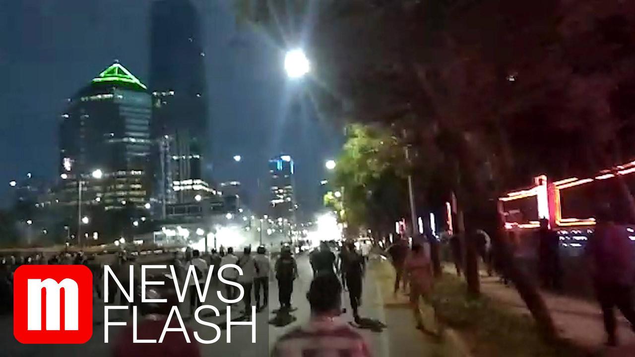 VIDEO: Suasana Mencekam Demonstran vs Polisi di Depan Polda Metro Jaya
