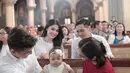 Dalam acara itu, pengantin baru yang juga sahabat Chelsea, Sandra Dewi terlihat hadir dalam acara sakral itu. Bahkan, Sandra Dewi menjadi ibu baptis anak pasangan tersebut. (Instagram/nastusha.olivia.alinskie)