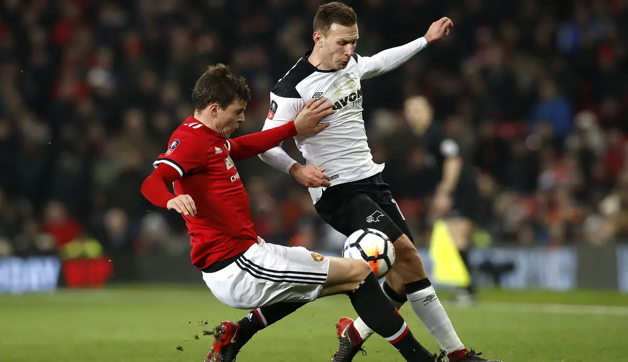 Aksi pemain Manchester United, Victor Lindelof (kiri) menghalau bola dari kaki pemain Derby County, Andreas Weimann pada laga PIala FA di Old Trafford, Manchester, (5/1/2018). Manchester United menang 2-0. (Martin Rickett/PA via AP)