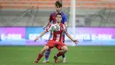 Pemain Atletico Madrid U-18, Jose Manuel Ordonez Elola (depan) berebut bola dengan pemain Barcelona U-18, Ricard Pulido Romera saat laga International Youth Championship 2021 di Jakarta International Stadium, Jakarta, Jumat (15/04/2022). (Bola.com/Bagaskara Lazuardi)