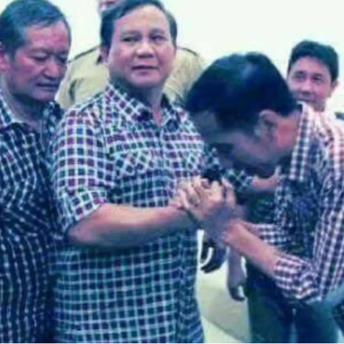 Beda 12 Tahun, Pose Jokowi Hingga Menunduk Salami Prabowo 2012