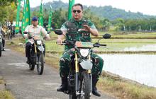 Senyum Bahagia Kasad Maruli Foto Bareng Perempuan Legend, Reaksi Sang Jenderal Bikin Istrinya Terkejut