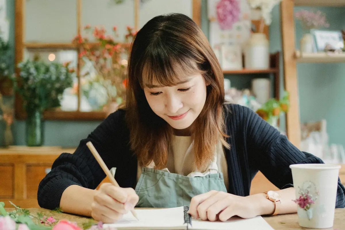 perempuan menulis mencatat cerdas matematika