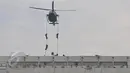 Prajurit TNI menuruni helikopter menggunakan tali saat hendak melumpuhkan teroris di Gedung Dirjen Kekayaan Negara, Jakarta, Selasa (9/6). Aksi ini merupakan rangkaian simulasi Latihan Penanggulangan Anti Teror (Latgultor). (Liputan6.com/Herman Zakharia)