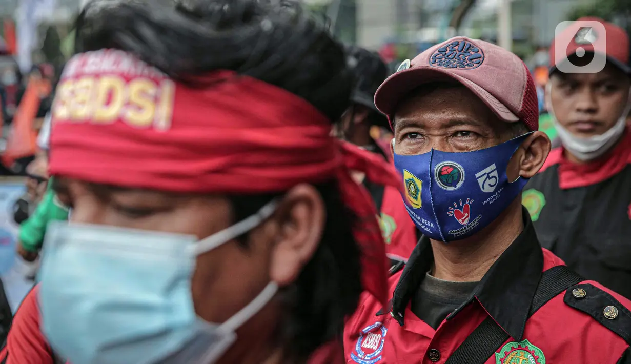 Buruh yang tergabung dalam Konfederasi Serikat Pekerja Indonesia berunjuk rasa di depan Kantor Kementerian Ketenagakerjaan, Jakarta, Rabu (16/2/2022). Buruh menuntut Permenaker Nomor 2 Tahun 2022 yang mengatur JHT baru bisa dicairkan pada usia 56 tahun segera dicabut. (Liputan6.com/Faizal Fanani)