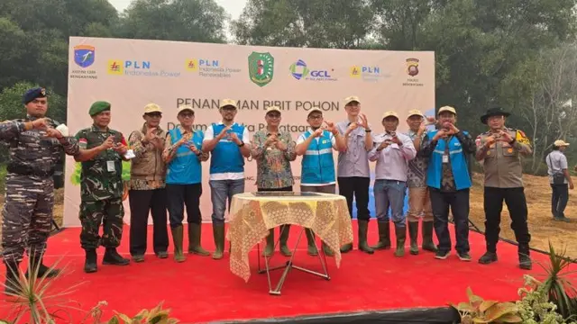 Jaga Lingkungan Pesisir, PLN IP Renewables Dukung Penataan Kawasan Lindung Pantai PLTU Kalbar-1