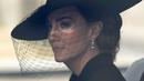 Putri Wales Kate Middleton duduk dalam mobil saat prosesi pemakaman Ratu Elizabeth II di London, Inggris, 19 September 2022. Sama seperti kerabat lainnya, Kate hadir dengan pakaian serba hitam. (AP Photo/Markus Schreiber, Pool)