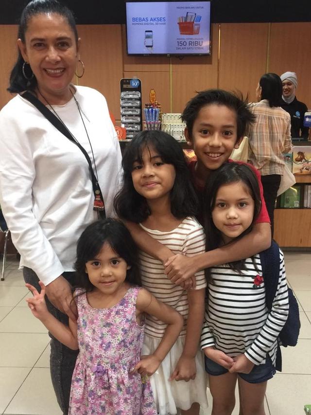 Penuh Kasih Sayang, Ini 7 Potret Seleb Tanah Air saat Mengasuh Cucu