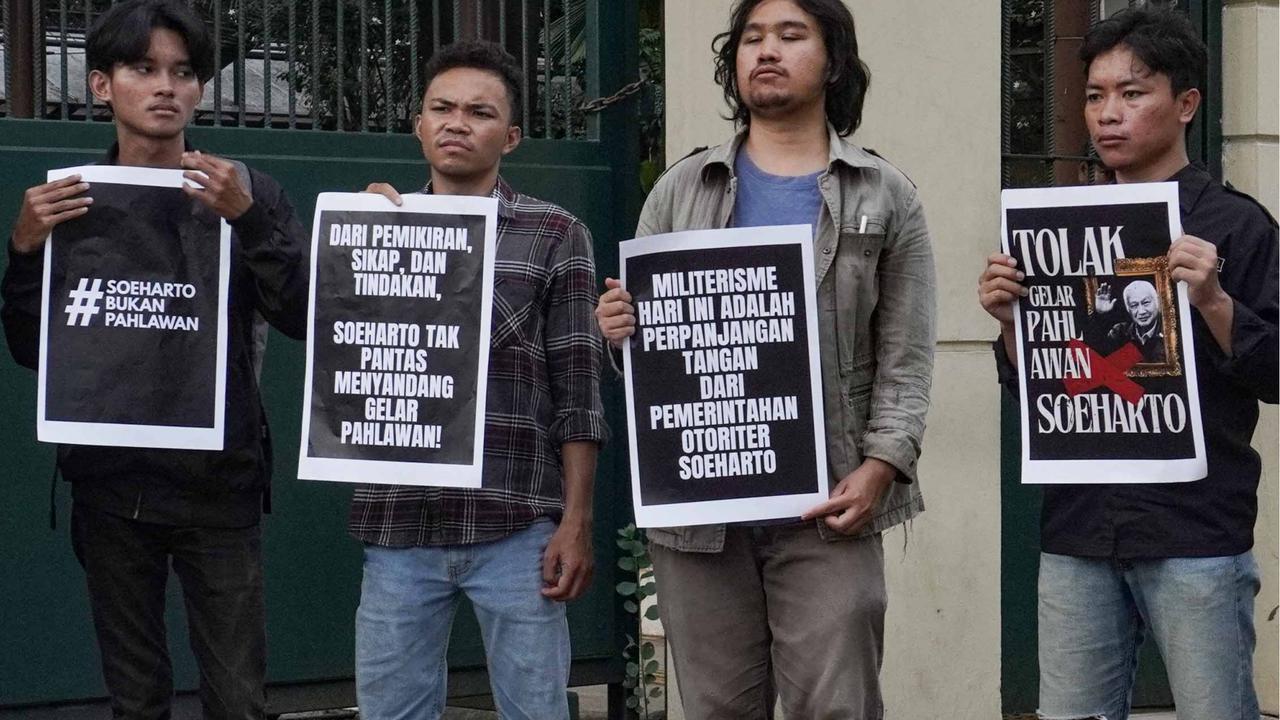 FOTO: Aktivis Gelar Aksi Tolak Penganugerahan Gelar Pahlawan untuk Soeharto