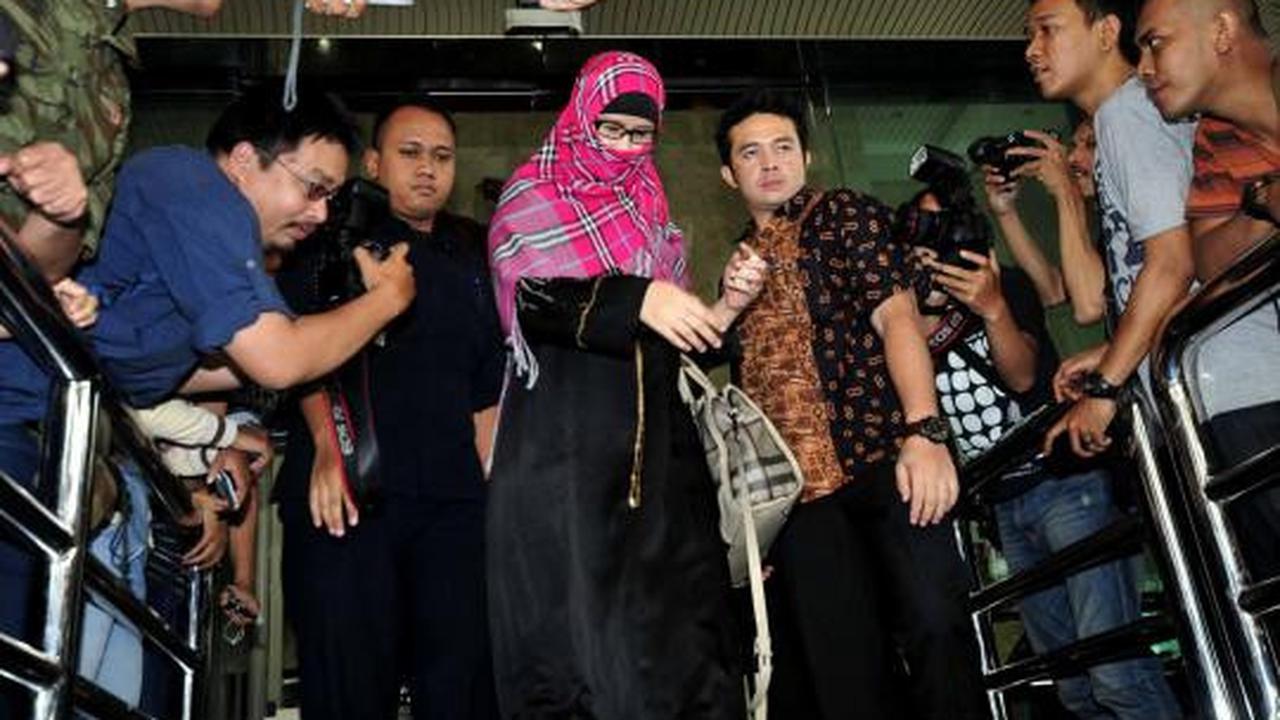 Tutupi wajahnya, Neneng kembali diperiksa KPK