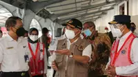 Menko PMK Muhadjir Effendy meninjau pelaksanaan vaksinasi COVID-19 yang dilakukan oleh PT Kereta Api Indonesia (KAI) dan PT Kereta Commuter Indonesia (KCI) di Stasiun Jakarta Kota, Jakarta Pusat, Kamis (29/7/2021). (Dok Kemenko PMK RI)