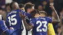 Pemain Chelsea, Trevoh Chalobah dengan pemain Tottenham Hotspur, Rodrigo Bentancur bersitegang dalam laga lanjutan Liga Inggris 2024/2025 yang berlangsung di Stamford Bridge, London, Kamis (03/04/2025) waktu setempat. (AP Photo/Ian Walton)