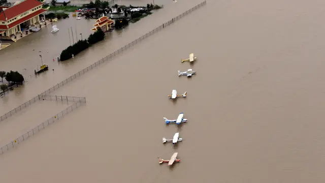 Banjir Rendam Area Parkir Pesawat di Houston