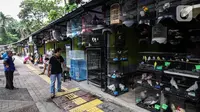 Suasana pedagang saat menunggu pembeli di pasar hewan Barito, Kebayoran Lama, Jakarta, Selasa (25/10/2022). Sebanyak 85 kios kini telah memiliki 'wajah baru' dengan tempat yang higienis, mengutamakan estetika, dan suasana tenang sehingga para pembeli maupun penjual bisa merasa nyaman saat melakukan transaksi. (Liputan6.com/Johan Tallo)