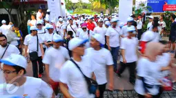 Awal Start peserta jalan sehat memperingati ke-70 Hari Bakti Postel, Jakarta, Minggu (8/11/2015). Acara ini digelar Kemkominfo untuk mengenang jasa para pahlawan telekomunikasi Indonesia. (Liputan6.com/Faisal R Syam) 