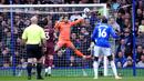 Kiper Manchester City, Stefan Ortega (tengah) menghalau bola tendangan pemain Everton dalam laga lanjutan Liga Inggris 2024/2025 di Goodison Park, Liverpool, Inggris, Sabtu (19/04/2025) waktu setempat. (AP Photo/Peter Byrne)