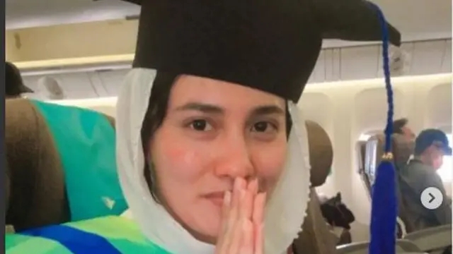 Pramugari Wisuda di Pesawat Tanpa Kehadiran Orangtua dan Suami