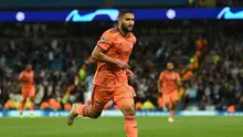 Gelandang Olympique Lyon, Nabil Fekir, merayakan gol ke gawang Manchester City pada laga Grup F Liga Champions, di Etihad, Rabu (19/9/2018). (AFP/Oli Scarff)