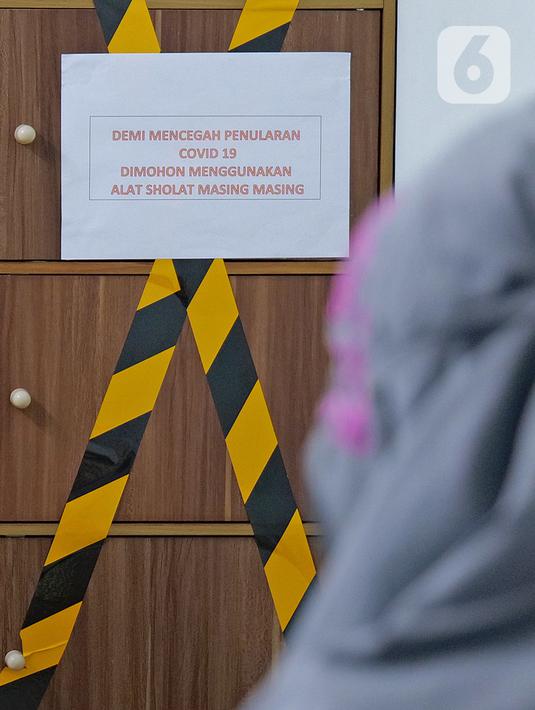 Pemberitahuan penggunaan alat salat pribadi di mushala Suntory Garuda, Jakarta, Senin (8/8/2020). Suntory Garuda menerapkan protokol kesehatan, seperti kapasitas karyawan hanya dibolehkan 50 persen, meniadakan absensi sidik jari dan menggunakan alat makan pribadi. (Liputan6.com/Herman Zakharia)