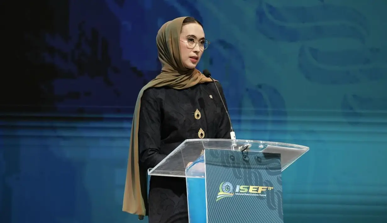 Menteri Pariwisata Widi Wardhana kembali tampil modis saat menjalani tugasnya. [@widi.wardhana]