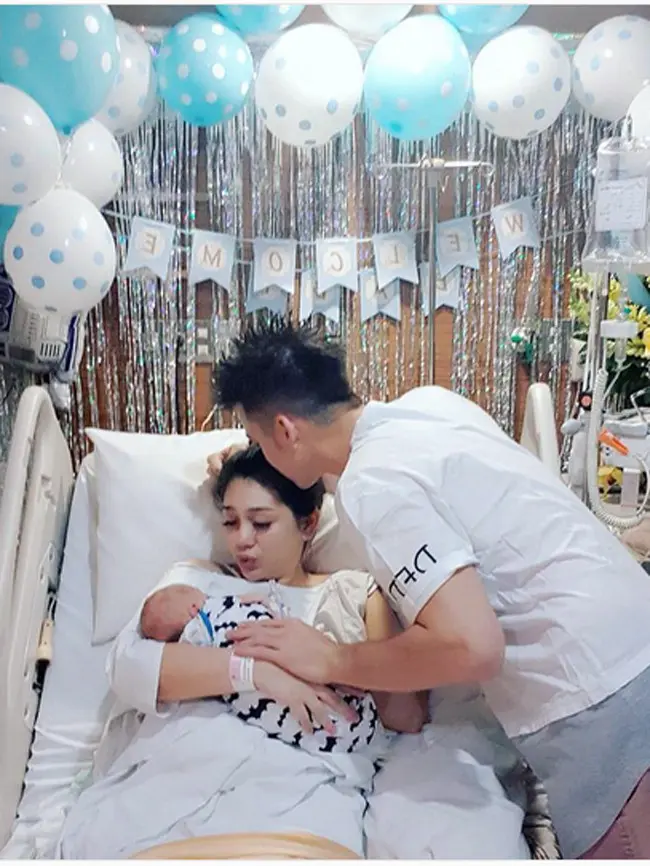 Celine Evangelista baru saja melahirkan anak pertamanya berjenis kelamin laki-laki pada Senin (9/10) malam. Istri dari Stefan William itu melahirkan melalui proses caesar di salah satu rumah sakit di Jakarta Selatan. (Instagram/natta_william)