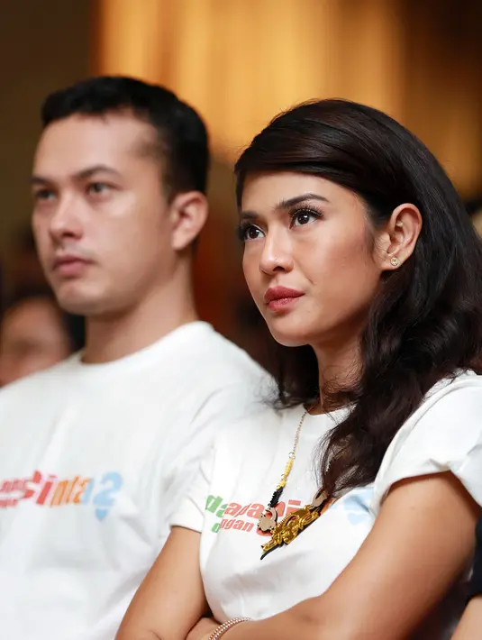 Dengan mengambil lokasi syuting di Yogyakarta, Jakarta, dan New York film ini untuk mengobati kerinduan fans pada kisah kasih Rangga dan Cinta dalam film AADC? 2. (Deki Prayoga/Bintang.com)