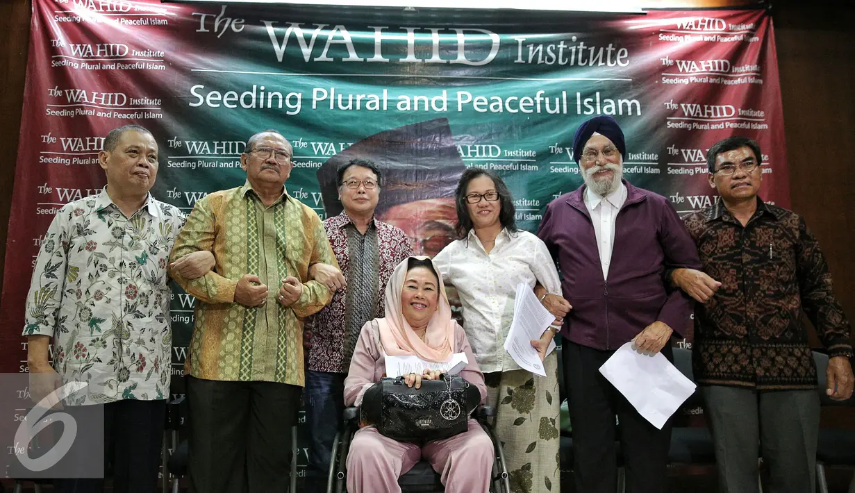 Mantan Ibu Negara RI ke-4, Sinta Nuriyah Wahid berfoto bersama usai acara Konferensi Pers Bersama Tokoh Lintas Iman di Rumah Pergerakan Griya Gusdur, Jakarta, Kamis (4/2/2016). (Liputan6.com/Faizal Fanani)