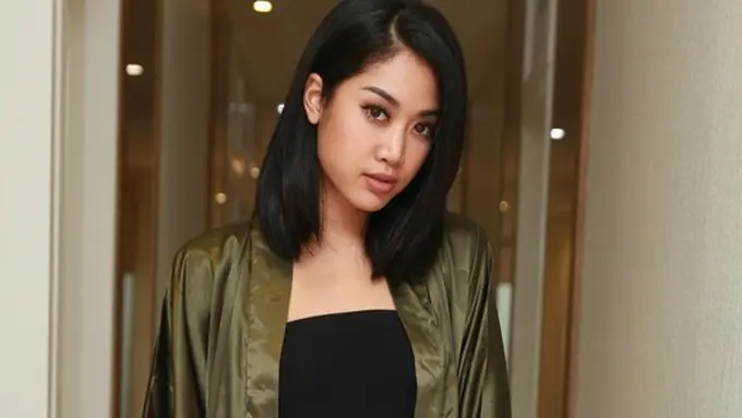 Widy lakukan ekstensi bulu mata/copyright: KapanLagi.com