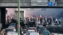 Sejumlah Sopir taksi Perancis, berjalan memblokir lalu lintas di jalan lingkar Paris selama protes terhadap mobil mobil layanan Uber, Perancis, Kamis (25/6/2015). Para supir memprotes layanan Online taksi Uber. (REUTERS/Charles Platiau)