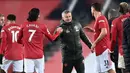 Manajer tim Manchester United, Ole Gunnar Solskjaer (tengah) menyalami para pemainnya usai berakhirnya laga lanjutan Liga Inggris 2020/21 pekan ke-16 melawan Wolverhampton Wanderers di Old Trafford, Selasa (29/12/2020). Manchester United menang 1-0 atas Wolverhampton. (AFP/Laurence Griffiths/Pool)