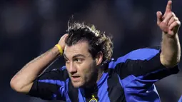 Christian Vieri yang pensiun pada April 2009 bersama Atalanta tercatat pernah membela Inter Milan selama 6 musim mulai 1999/2000 hingga 2004/2005. Pada pekan perdana Liga Italia di musim perdananya 1999/2000 ia mampu mencetak hattrick saat Inter Milan menang 3-0 atas tamunya Hellas verona (29/8/1999). (AFP/Carlo Baroncini)