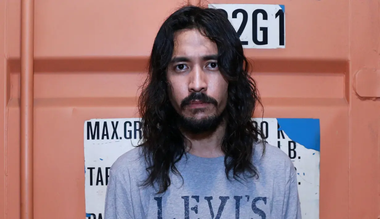 Suguhan berbeda diberikan Marcello Tahitoe atau biasa dikenal dengan Ello dalam album barunya, 'Jalur Alternatif'. Album yang telah sebulan lalu dirilis. (Adrian Putra/Bintang.com)