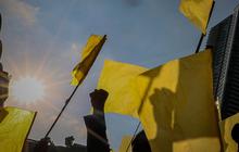 FOTO: Aksi Stop Pemilu Curang dan Praktik KKN, Massa Mahasiswa Kibarkan Bendera Kuning di Bundaran HI