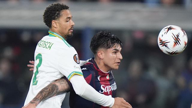 Pemain Bologna Santiago Castro (kanan) berebut bola dengan pemain AS Roma Devyne Rensch