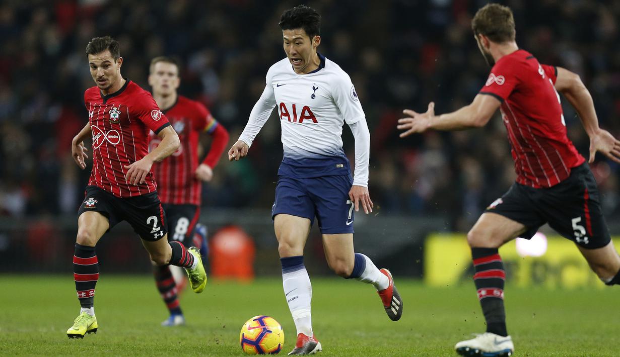 Gelandang Tottenham, Son Heung-Min, menggiring bola saat melawan Southampton pada laga Premier League di Stadion Wembley, London, Rabu (5/12). Tottenham menang 3-1 atas Southampton. (AFP/Ian Kington)