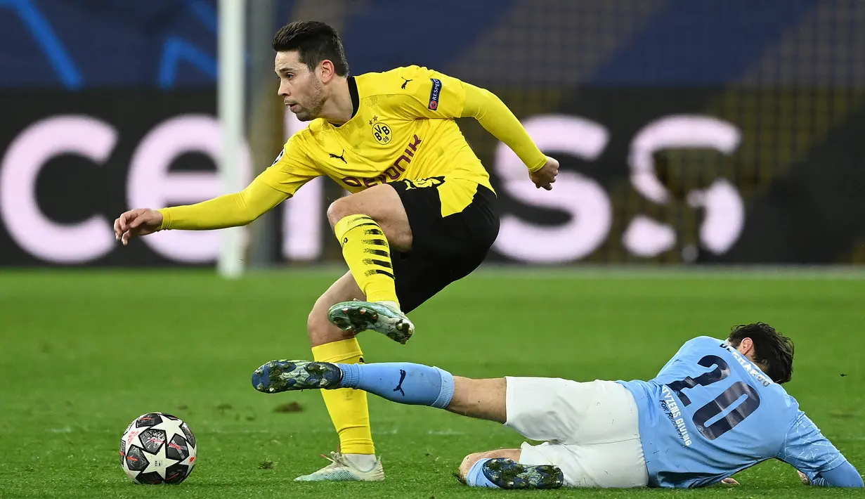 Bek Borussia Dortmund, Raphael Guerreirovie (kiri) berebut bola dengan gelandang Manchester City, Bernardo Silva dalam laga leg kedua perempatfinal Liga Champions 2020/2021 di Signal Iduna Park, Dortmund, Rabu (14/4/2021). Dortmund kalah 1-2 dari Manchester City. (AFP/Ina Fassbender/Pool)