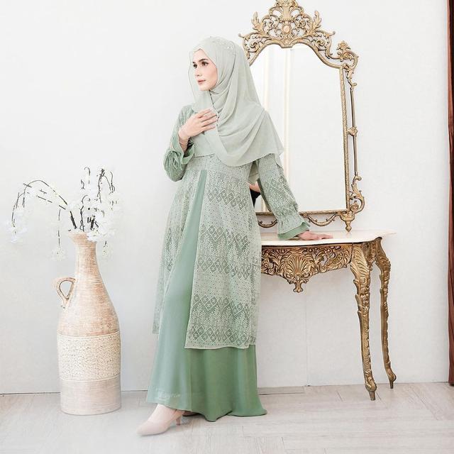 5 Model Gamis Brokat Kombinasi Polos untuk Lebaran 2024, Tampil Cantik bersama Keluarga