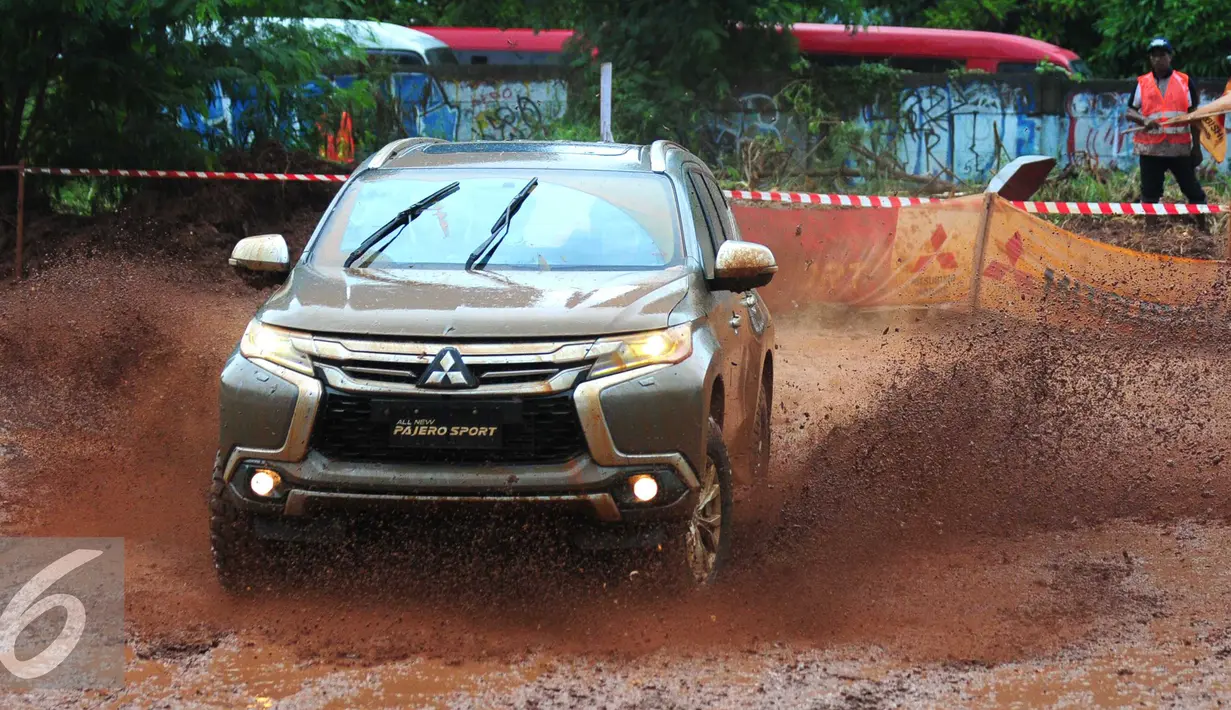 All New Pajero Sport  saat melakukan Test Drive and Ride`di Jakarta, Kamis (25/2). Dalam ajang test drive and ride juga turut menghadirkan  Pereli Paris Dakar, Hiroshi Matsuoka serta pereli nasional, Rifat Sungkar. (Liputan6.com/Angga Yuniar)