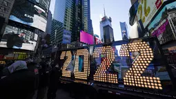 Tanda 2022 yang akan menyala di atas sebuah gedung pada Malam Tahun Baru ditampilkan di Times Square, New York, Senin (20/12/2021). Rencana perayaan tahun baru di Time Square New York terancam batal menyusul merebaknya varian Omicron pada pandemi Covid-19 akhir tahun ini. (AP Photo/Seth Wenig)