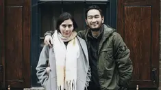 Syahnaz Sadiqah dan Ritchie Ismail beberapa hari lalu baru saja sampai di London, Inggris untuk menjalani liburan akhir tahun. Belum lama menikmati momen liburan bersama kedua buah hatinya, Zayn dan Zuney, keduanya mendapat kabar bahwa ibunda dari Ritchie Ismail meninggal dunia. (Liputan6.com/IG/@ritchieismail)